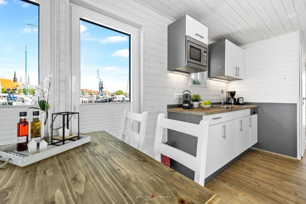 Hausboot Gluecksmomente Mit Dachterrasse In Schleswig Am Ostseefjord Schlei Екстериор снимка