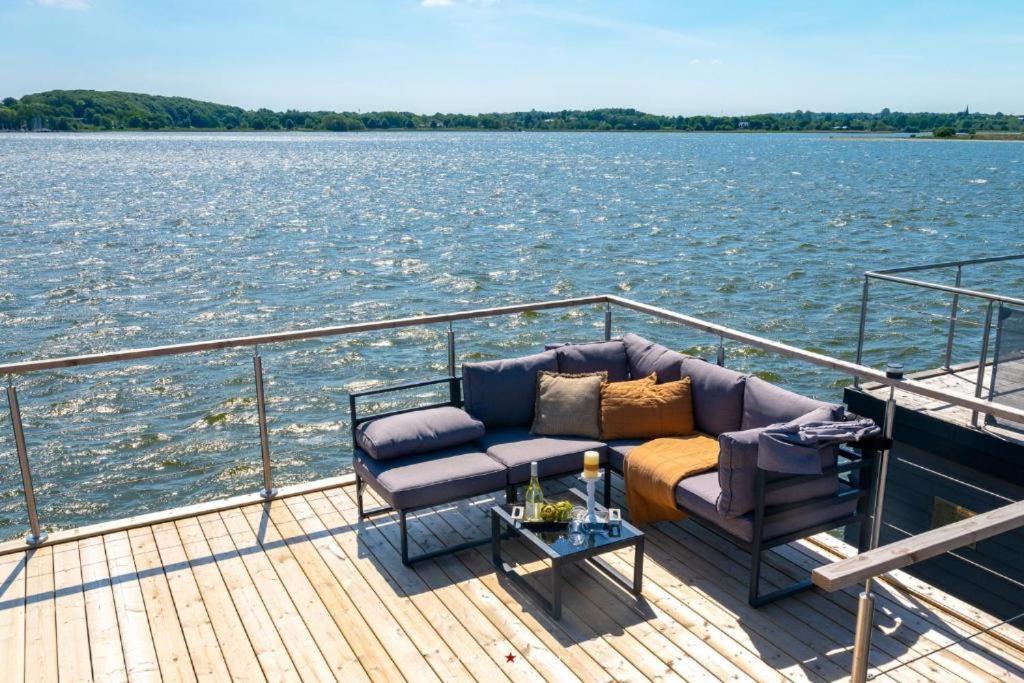 Hausboot Gluecksmomente Mit Dachterrasse In Schleswig Am Ostseefjord Schlei Екстериор снимка