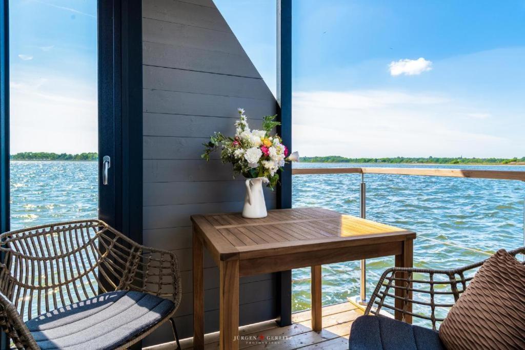 Hausboot Gluecksmomente Mit Dachterrasse In Schleswig Am Ostseefjord Schlei Екстериор снимка