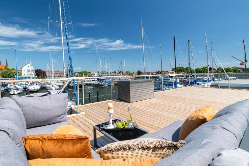 Hausboot Gluecksmomente Mit Dachterrasse In Schleswig Am Ostseefjord Schlei Екстериор снимка
